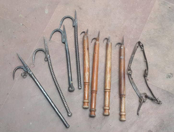 These eight iron ankuses were seized.