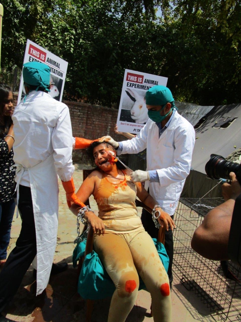 woman experimented on demo photo - delhi 23 april 2015 (1)