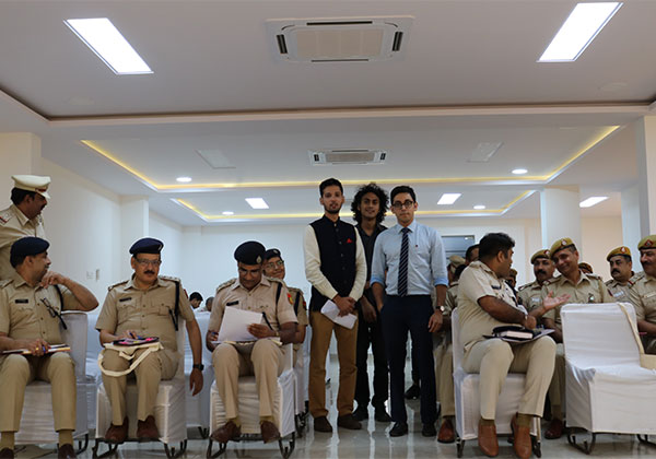 स्वतंत्रा दिवस से ठीक पहले PETA इंडिया ने पतंगबाज़ी में इस्तेमाल होने वाले खतरनाक माँझे के प्रतिबंध पर दिल्ली पुलिस के लिए प्रवर्तन कार्यशाला आयोजित की