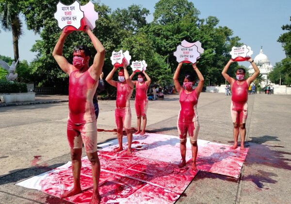 ‘विश्व वीगन दिवस’ से पहले “रक्त-स्नान” प्रदर्शन के ज़रिए जानवरों के हित में आवाज़ उठाई गई