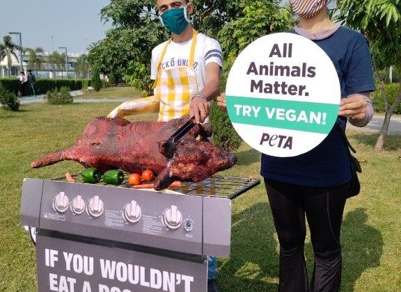 “अंतर्राष्ट्रीय मांस मुक्त दिवस” से पहले लखनऊ में एक कुत्ते को जलती आग पर भूनने का डेमो प्रदर्शन