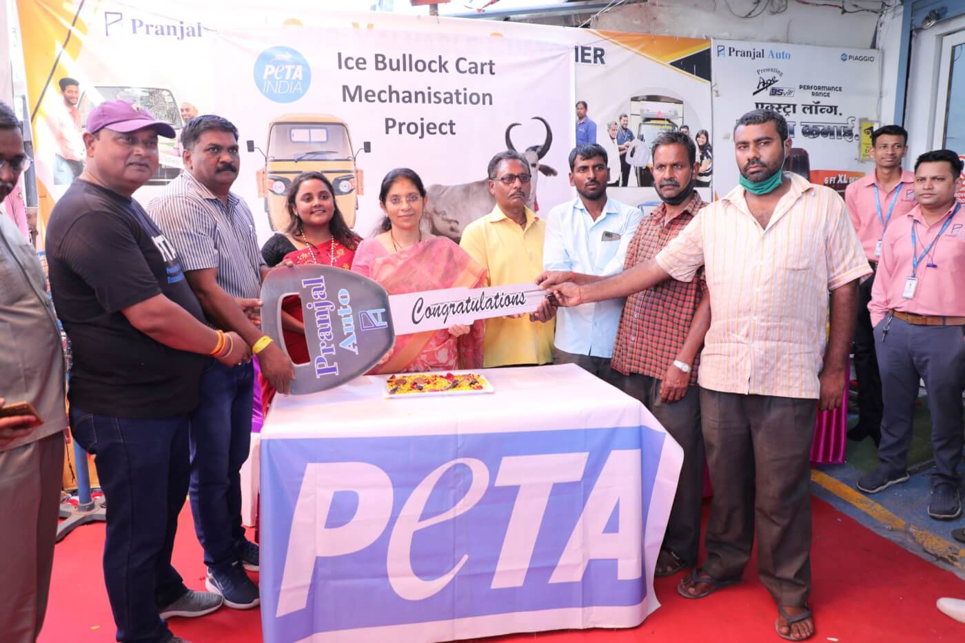 बड़ी जीत! PETA इंडिया ने स्थानीय नेता के साथ समारोह में मुंबई की बर्फ़ ढ़ोने वाली बैलगाड़ियों को मोटर गाड़ियों से बदला