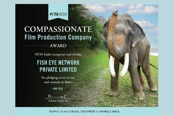 अपनी फिल्मों में कभी भी पशुओं का प्रयोग न करने का संकल्प लेने हेतु पूजा भट्ट की कंपनी ‘फिश आई नेटवर्क’ को PETA इंडिया का अवार्ड