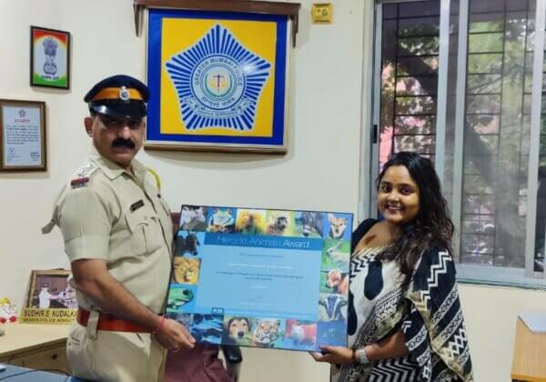 PETA इंडिया ने 120 वर्षीय कछुए की जान बचाने के लिए मुंबई पुलिस इंस्पेक्टर को पुरस्कृत किया