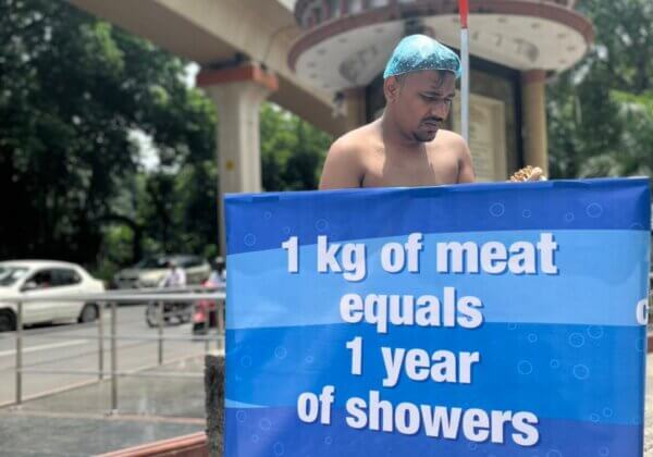सूखे में मांस की विनाशकारी भूमिका को दर्शाने के लिए एक व्यक्ति ने सार्वजनिक स्नान किया