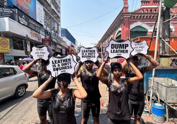 ‘अर्थ डे’ पर जहरीले चमड़े के खिलाफ़ प्रदर्शन में पशु समर्थक चमड़ा उत्पादन से निकलने वाले जहरीले कीचड़ में स्नान किया