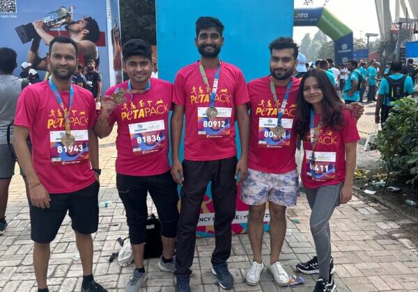 PETA इंडिया ने पशु संरक्षण का संदेश देने के लिए ‘दिल्ली हाल्फ मैरथॉन’ में भाग लिया