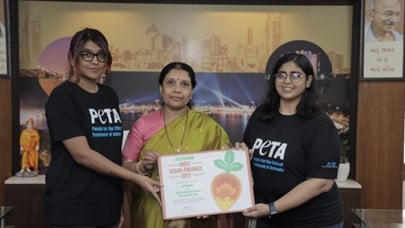 PETA इंडिया ने अहमदाबाद को वर्ष 2024 के ‘सबसे वीगन-फ्रेंडली शहर’ के अवार्ड से नवाज़ा