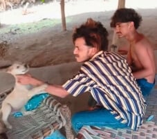 PETA इंडिया की शिकायत पर सोशल मीडिया ‘लाइक्स’ के लिए कुत्ते के बच्चे को प्रताड़ित करने वाले युवक के खिलाफ प्रतापगढ़ पुलिस ने FIR दर्ज की