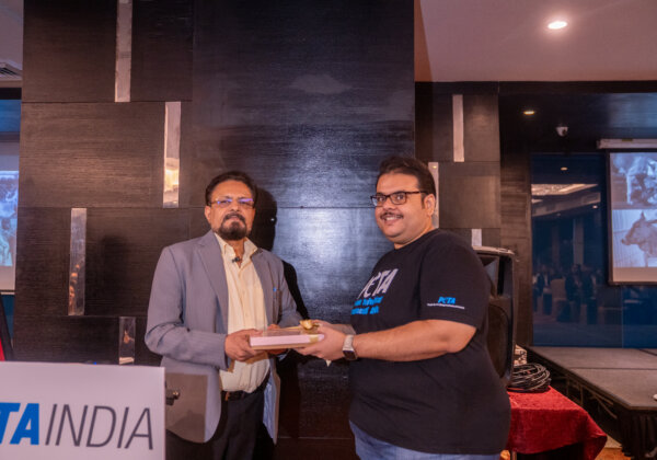 दिल्ली में PETA इंडिया द्वारा ‘पशुओं के खिलाफ अपराधों से लड़ने’ पर आयोजित कार्यशाला में पूर्व एनीमल वेलफेयर बोर्ड ऑफ इंडिया (AWBI) के चेयरपर्सन डॉ. ओ. पी. चौधरी, आईएफएस (सेवानिवृत्त) ने सैकड़ों प्रतिभागियों को संबोधित किया।