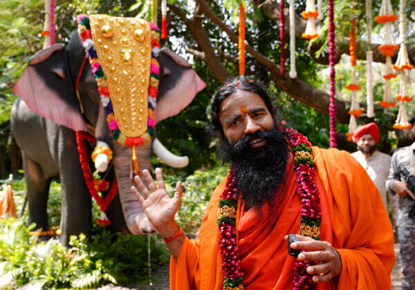स्वामी बाबा रामदेव पहली बार किसी शादी समारोह में प्रस्तुत किए गए मैकेनिकल हाथी को देखकर मंत्रमुग्ध