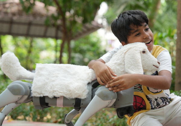 PETA इंडिया ने ‘आवाज़’ नामक एक प्यारा AI-आधारित रोबोट बकरा  लॉन्च किया है जो हत्या के खिलाफ आवाज़ उठाता है और वीगन भोजन को बढ़ावा देता है