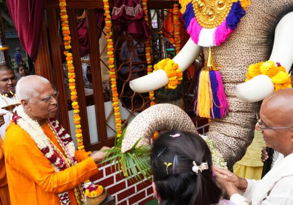PETA इंडिया द्वारा उपहार में दिए गए असली हाथी के आकार के मशीनी हाथी का ISKCON पंढरपुर में अनावरण – श्री जगन्नाथ रथ यात्रा में शामिल होने वाला अपनी तरह का पहला हाथी
